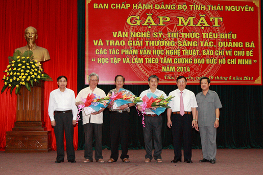 Tiếp tục nhân lên những điển hình học tập và làm theo tấm gương đạo đức Hồ Chí Minh 