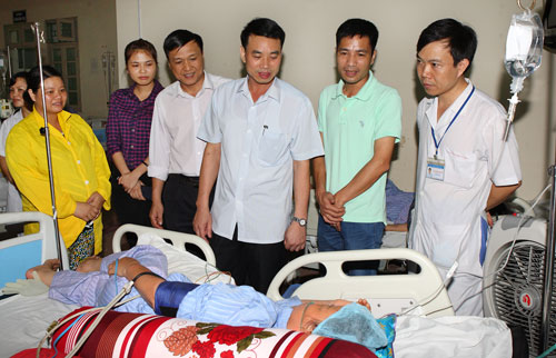 Thăm, tặng quà thân nhân chiến sĩ Trường Sa 