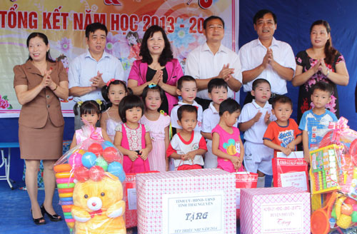 Tặng quà nhân Ngày Quốc tế Thiếu nhi 