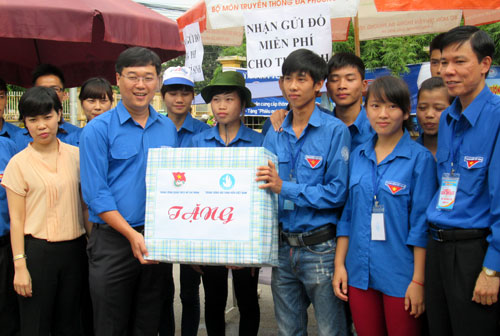 Thăm, động viên sinh viên tình nguyện Tiếp sức mùa thi 