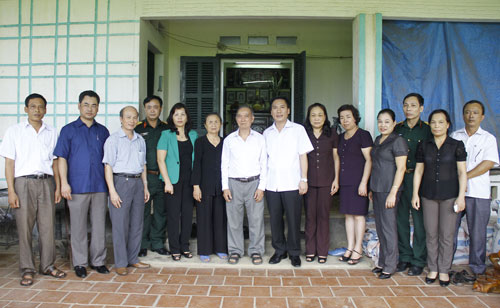 Thăm, tặng quà gia đình Thiếu tá Đặng Thành Chung 