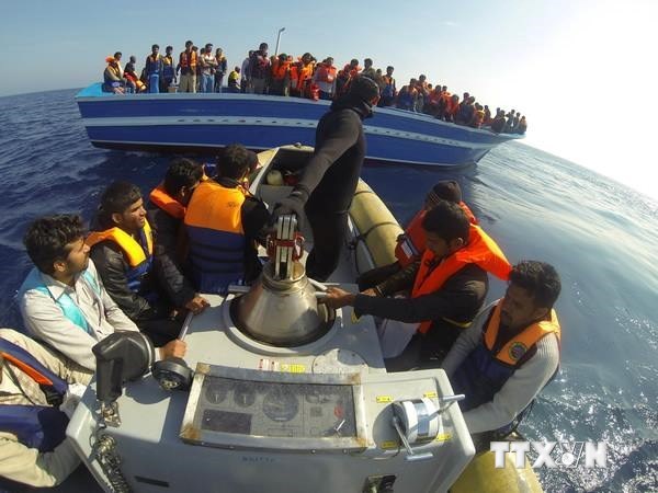 Tàu chở người nhập cư chìm ngoài khơi Libya, hơn 20 người chết