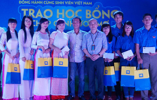 Trao học bổng Chắp cánh ước mơ 