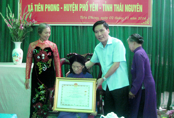 Trao danh hiệu Mẹ Việt Nam Anh hùng cho mẹ Chu Thị Đỉnh và Lê Thị Gừng 
