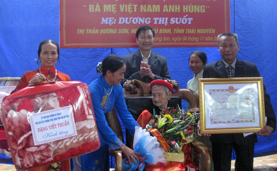 Trao danh hiệu vinh dự Nhà nước tặng 3 Mẹ Việt Nam Anh hùng 