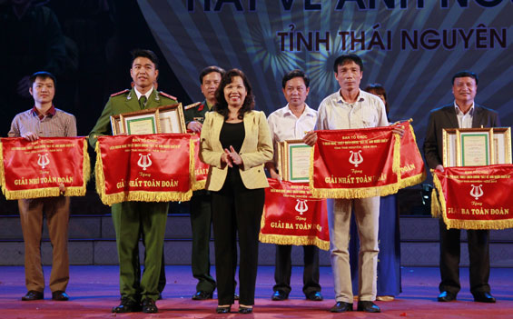 Trao giải cho các tiết mục xuất sắc tham gia Liên hoan nghệ thuật quần chúng 