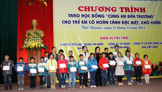 Trao học bổng “Cùng em đến trường” cho 120 học sinh có hoàn cảnh khó khăn 