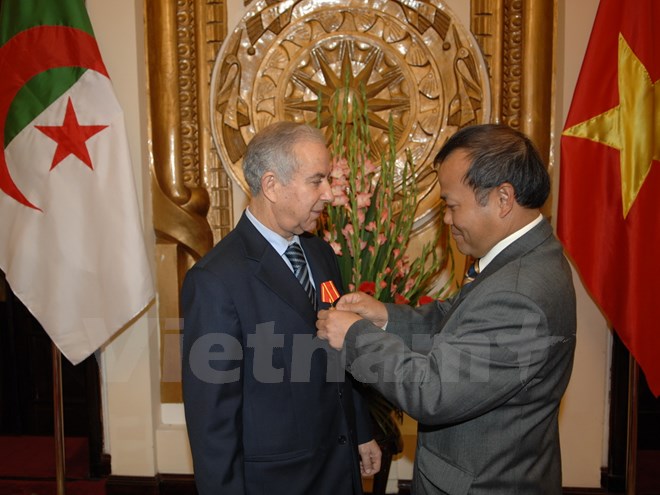 Trao Huân chương Hữu nghị tặng Đại sứ Algeria tại Việt Nam