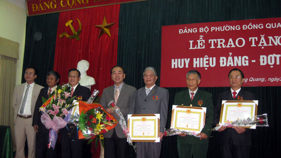 Trao tặng Huy hiệu Đảng cho 17 đảng viên 