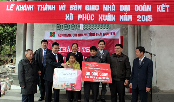 Trao tiền làm nhà tặng hộ nghèo 
