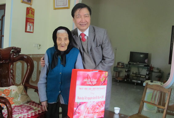Tặng quà các đối tượng chính sách 