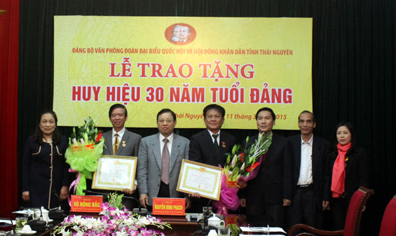   Đảng bộ Văn phòng Đoàn ĐBQH và HĐND tỉnh: Trao tặng Huy hiệu 30 năm tuổi Đảng 