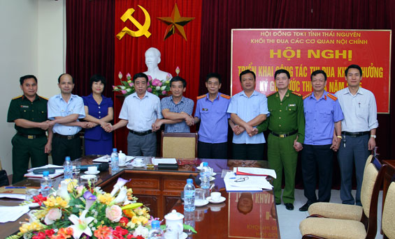 Thi đua lập thành tích chào mừng Đại hội Đảng các cấp 