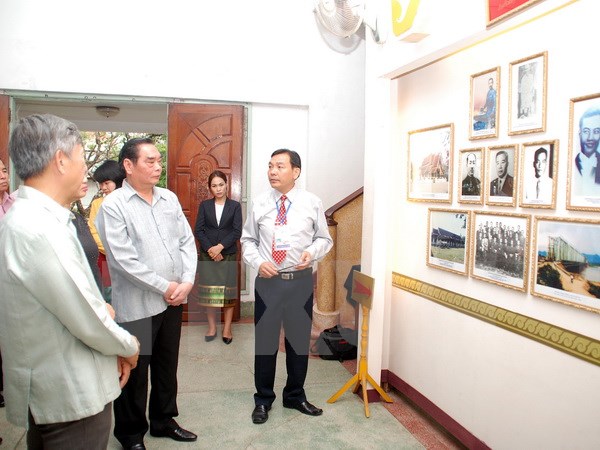 Thường trực Ban Bí thư Lê Hồng Anh dự lễ buộc chỉ cổ tay tại Lào