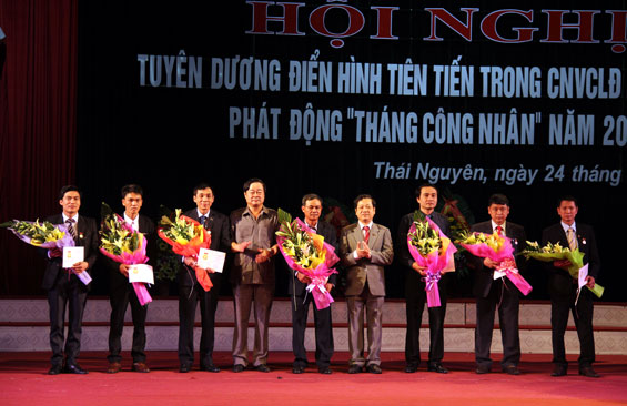 Tuyên dương điển hình tiên tiến trong công nhân viên chức lao động 