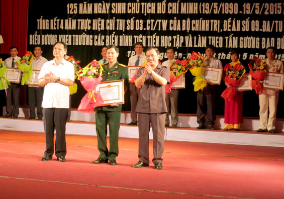 Tuyên dương điển hình tiên tiến học tập và làm theo tấm gương đạo đức Hồ Chí Minh 