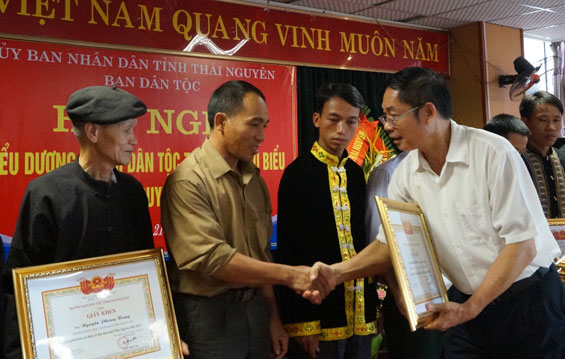 Tôn vinh những tấm gương điển hình trong đồng bào dân tộc thiểu số