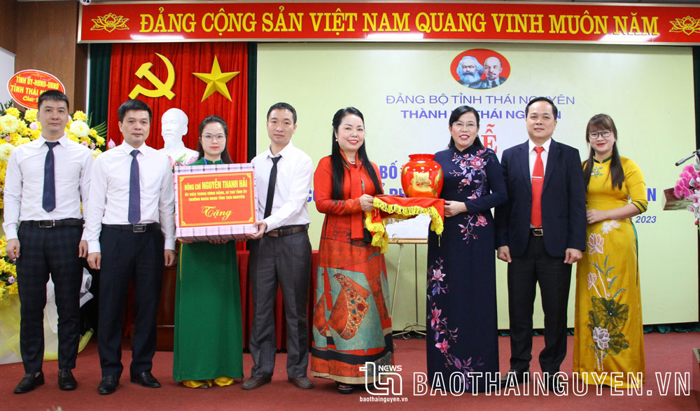 Trao Quyết định thành lập Đảng bộ Công ty CP Bệnh viện Quốc tế Thái Nguyên