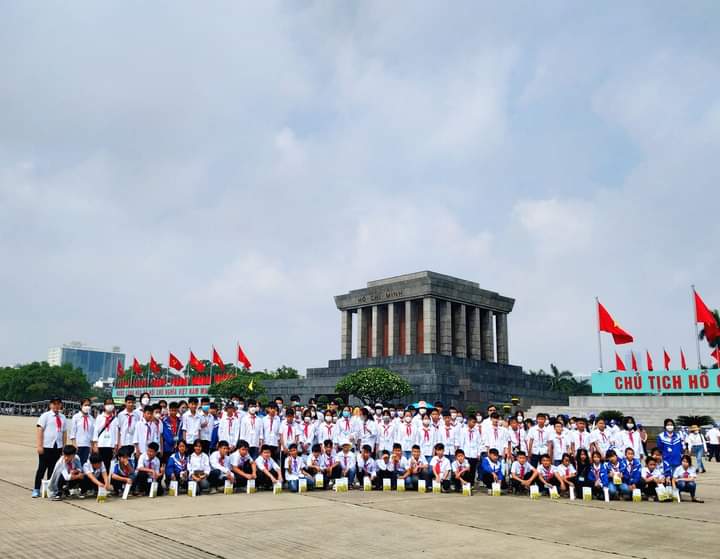 Tháng Năm chúng con về bên Người