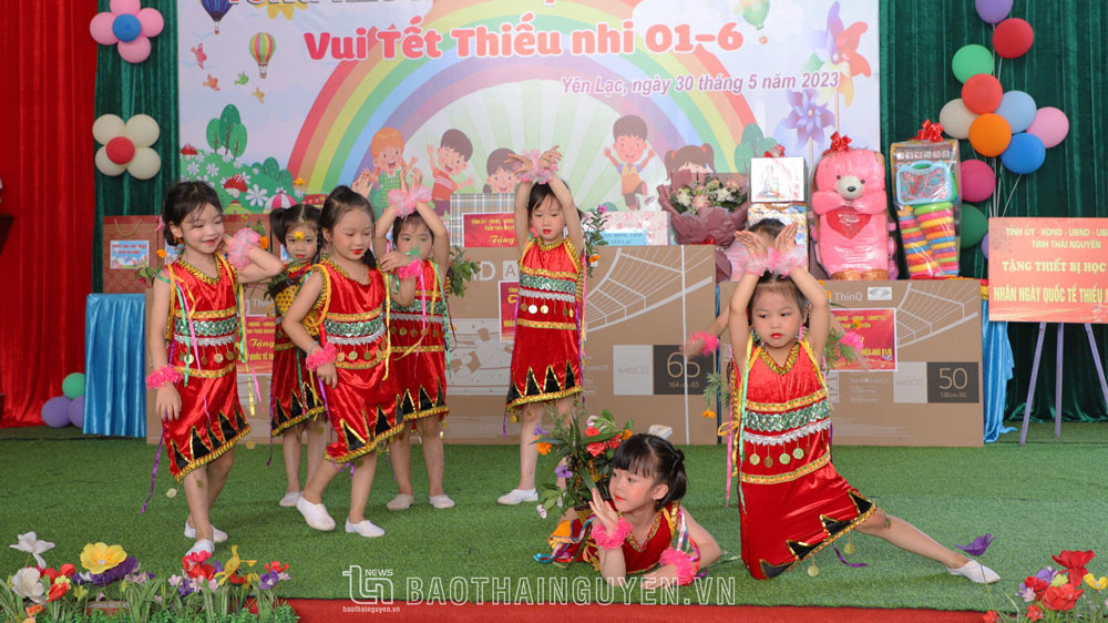 Đồng chí Bí thư Tỉnh ủy tặng quà thiếu nhi nhân ngày 1-6
