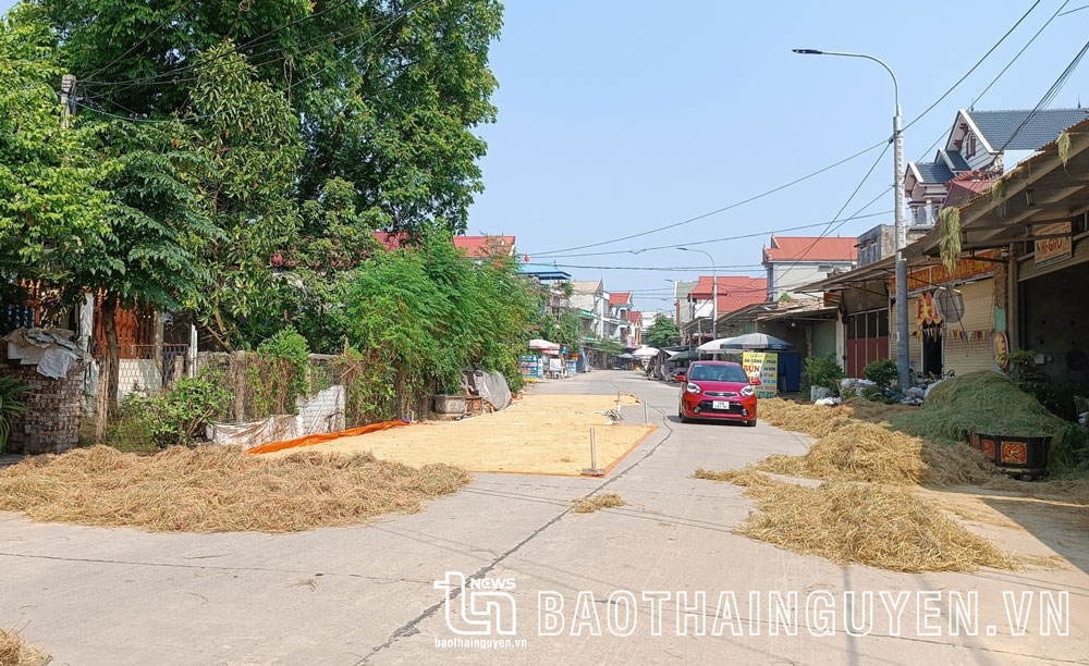 Biến đường thành sân phơi nông sản: Hiểm họa khôn lường