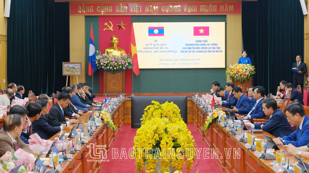 Trao tặng Huân, Huy chương của Nhà nước Lào cho các tập thể, cá nhân tỉnh Thái Nguyên