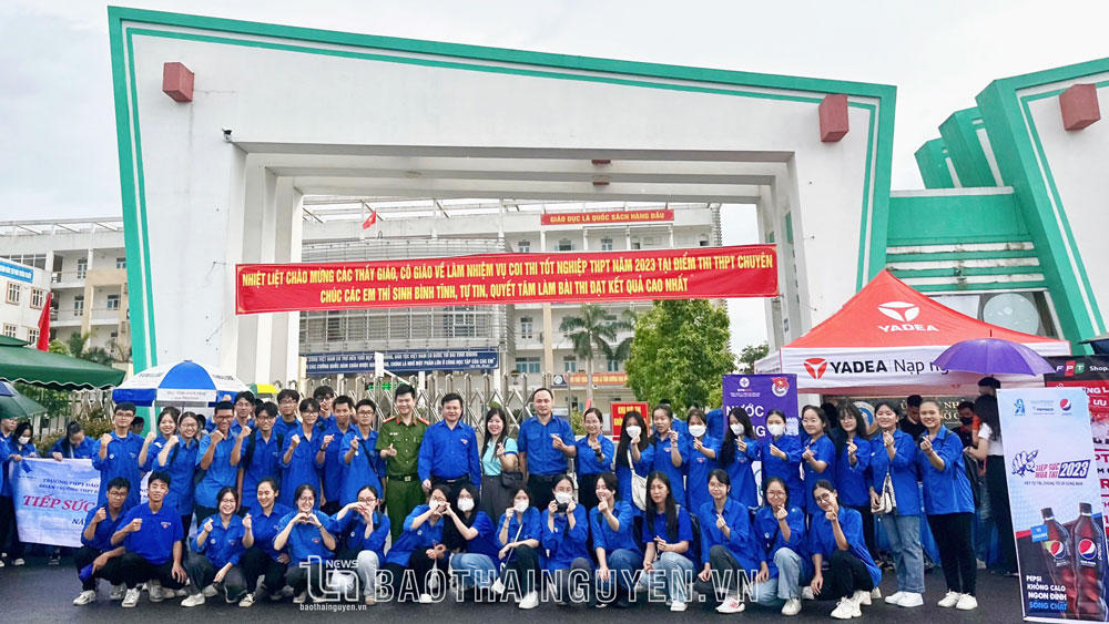 Áo xanh tình nguyện đồng hành cùng sĩ tử