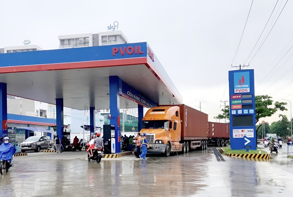 Từ 15 giờ ngày 3/7, giá xăng RON95I-III giảm gần 600 đồng mỗi lít