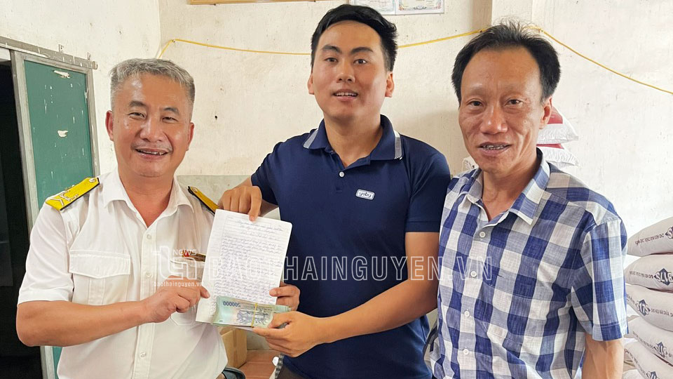 Tìm trả lại trên 21 triệu đồng cho người đánh rơi