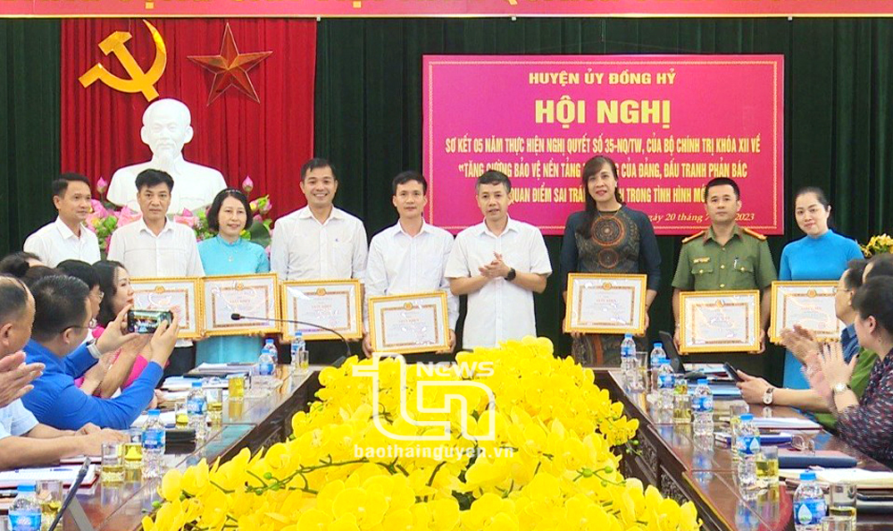 Khen thưởng các tập thể, cá nhân có thành tích trong thực hiện Nghị quyết số 35-NQ/TW