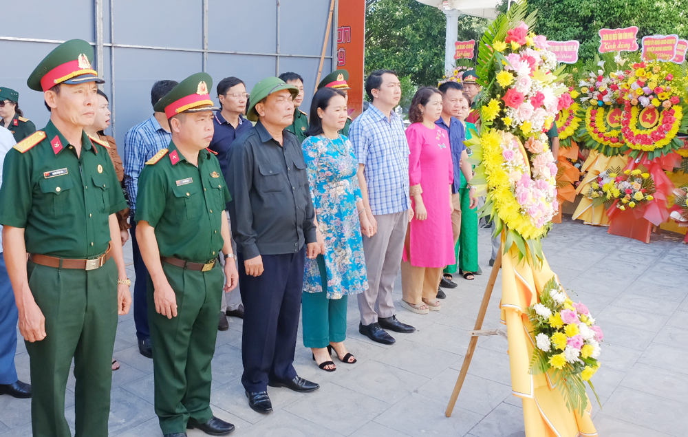 Dâng hương tưởng nhớ các Anh hùng liệt sĩ