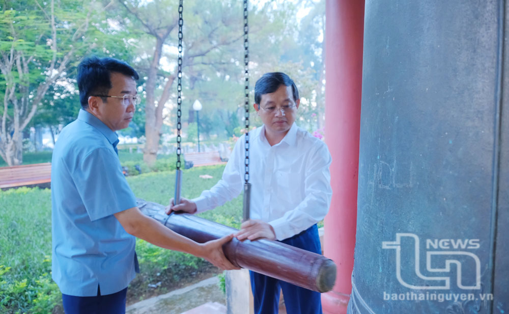 Lãnh đạo tỉnh Thái Nguyên dâng hương tại Nghĩa trang Liệt sĩ quốc gia Trường Sơn