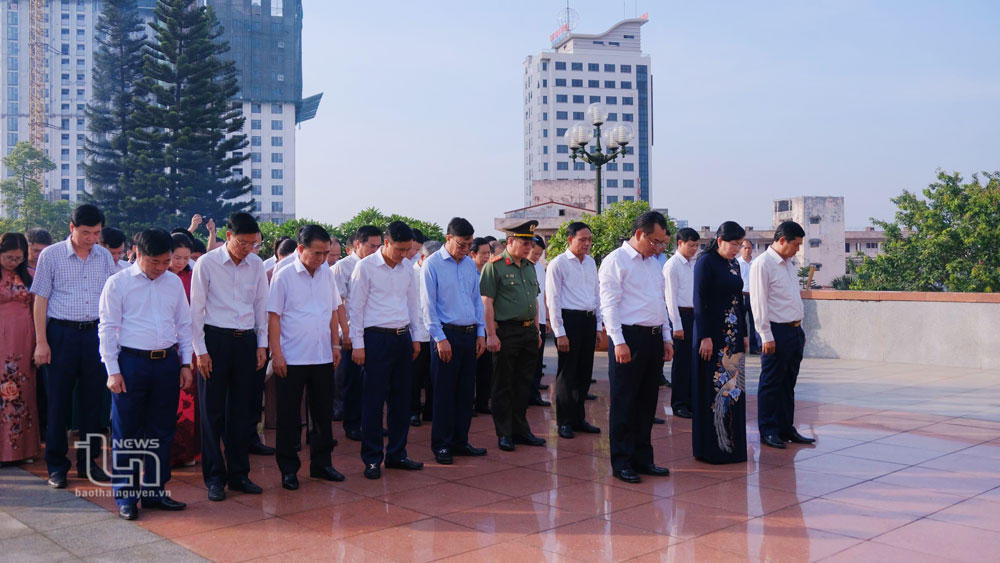 Dâng hương tưởng niệm Chủ tịch Hồ Chí Minh và các Anh hùng liệt sĩ