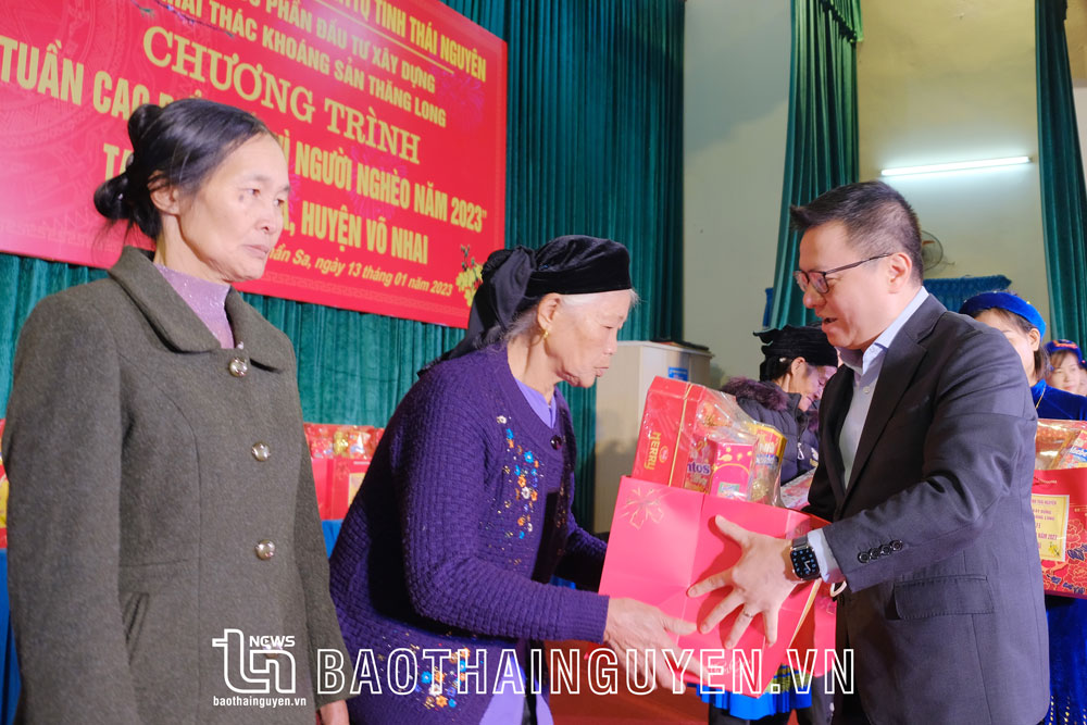 Lãnh đạo tỉnh và Báo Nhân Dân tặng quà, chúc Tết tại xã Thần Sa