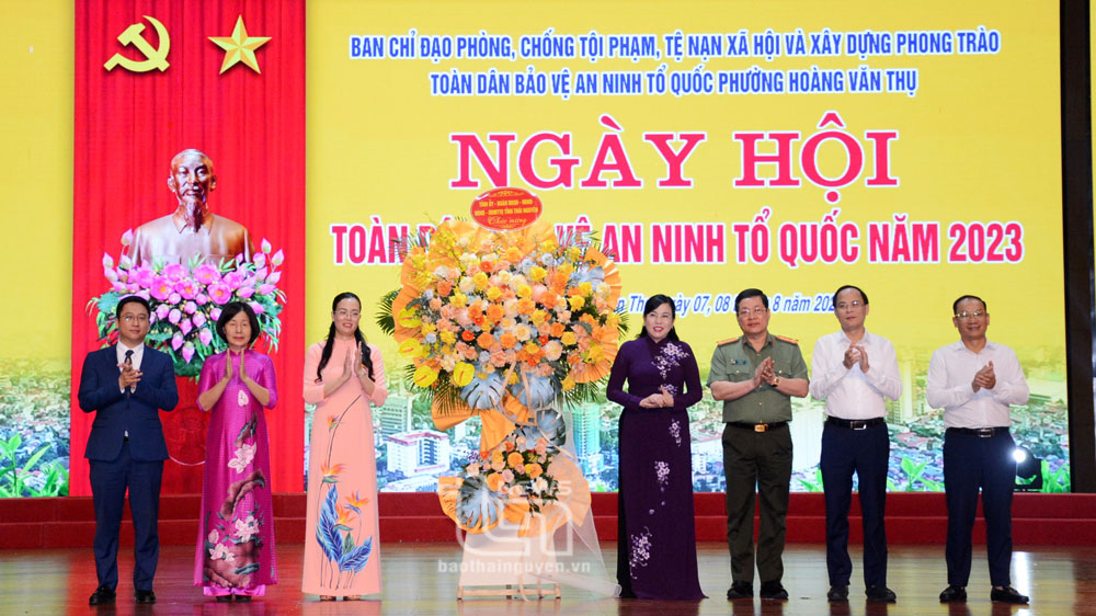 Đồng chí Bí thư Tỉnh ủy dự Ngày hội “Toàn dân bảo vệ an ninh Tổ quốc”