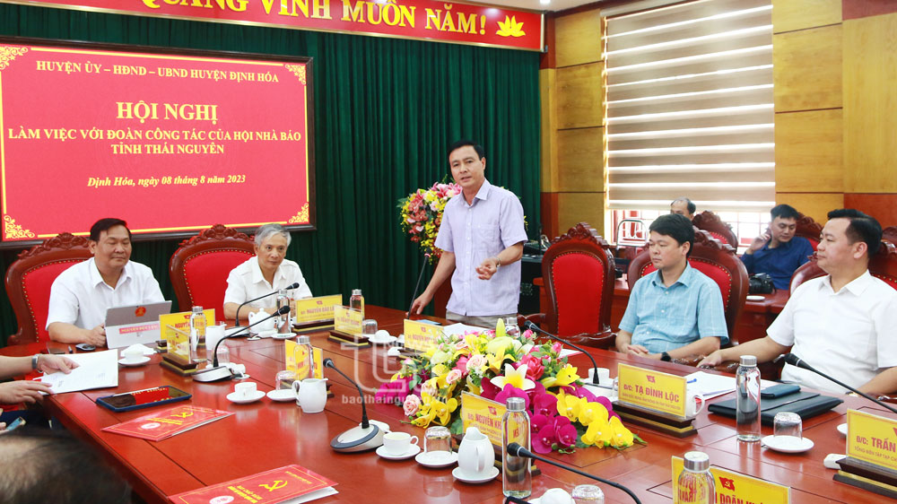 Hội viên Hội Nhà báo tỉnh thực tế tại Định Hóa