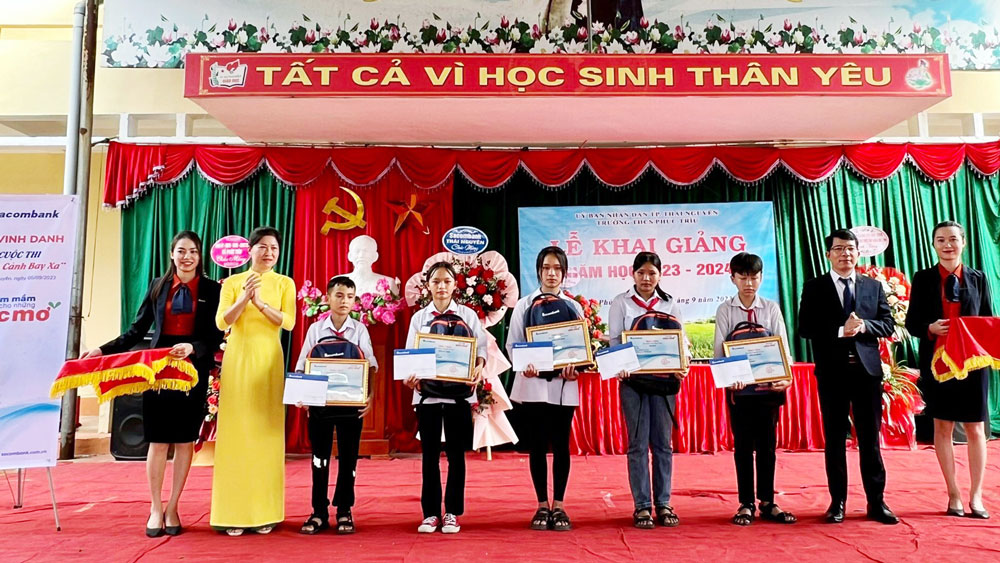 Sacombank Thái Nguyên: Trao học bổng cho 15 học sinh nghèo