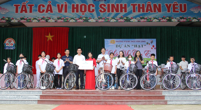 Gần 300 học sinh được tặng quà từ chương trình “Ước mơ của em”
