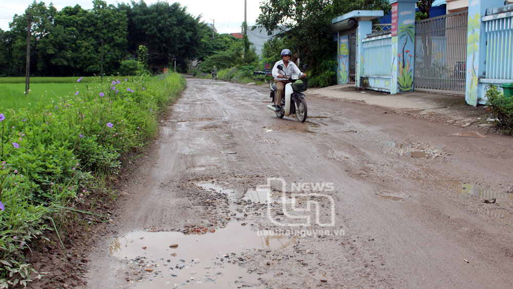 Cần sớm sửa chữa các tuyến đường xuống cấp