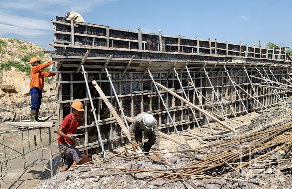“Vượt nắng, thắng mưa” trên các công trình