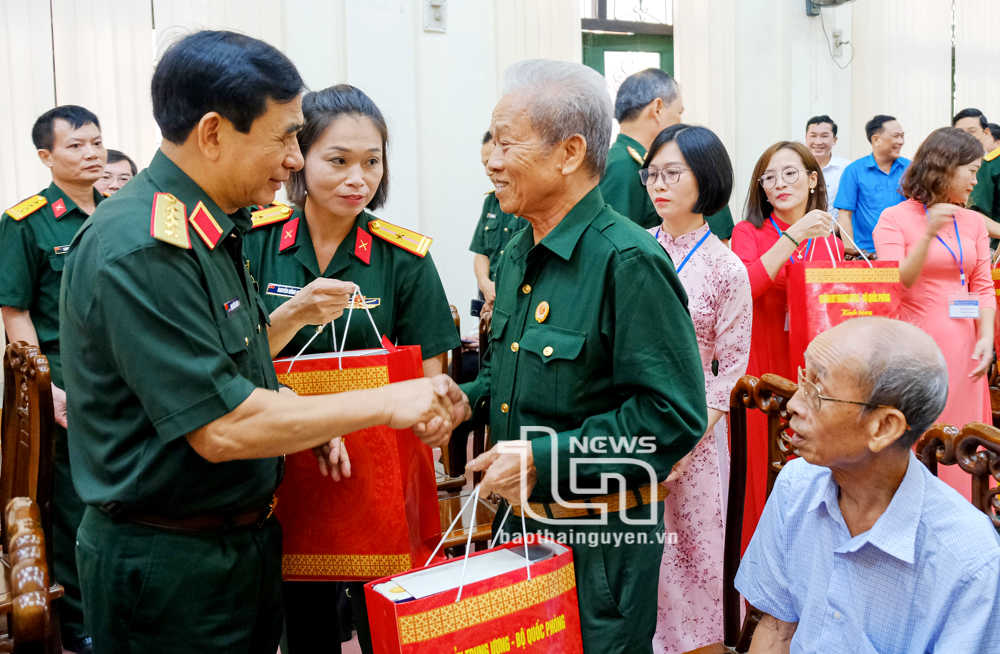 Bộ trưởng Bộ Quốc phòng tặng quà đối tượng chính sách ở TP. Sông Công