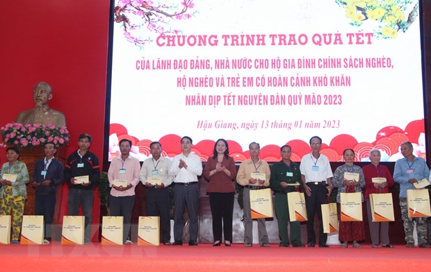 Phó Chủ tịch nước trao quà Tết cho gia đình chính sách ở Hậu Giang