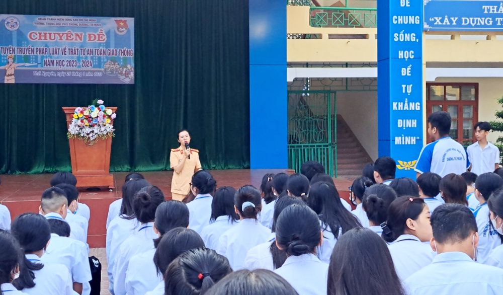 Tuyên truyền pháp luật về an toàn giao thông cho giáo viên, học sinh