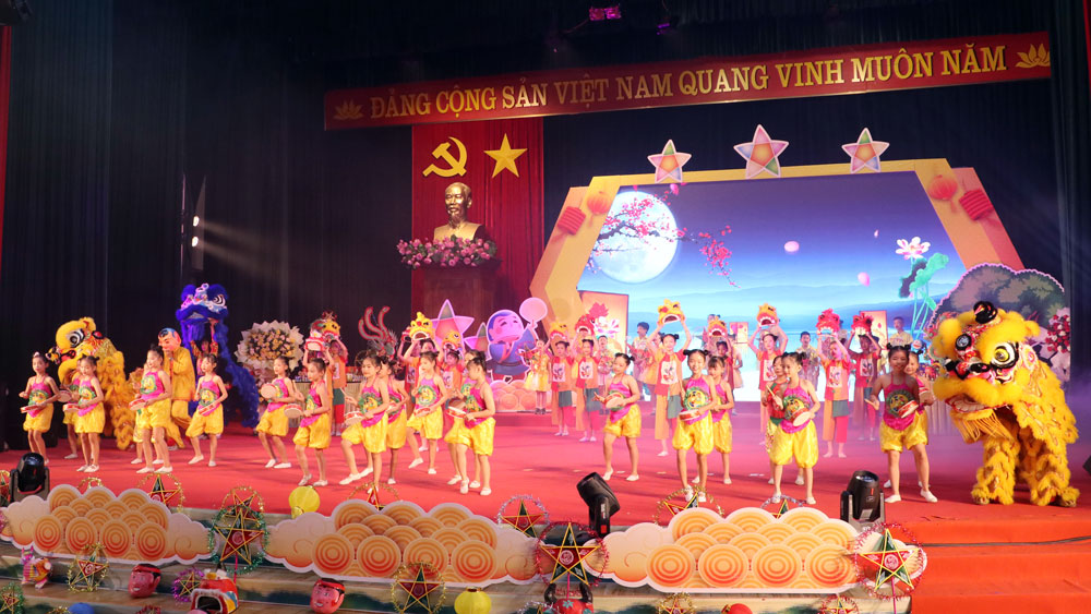 Trao 250 suất học bổng cho trẻ em có hoàn cảnh khó khăn