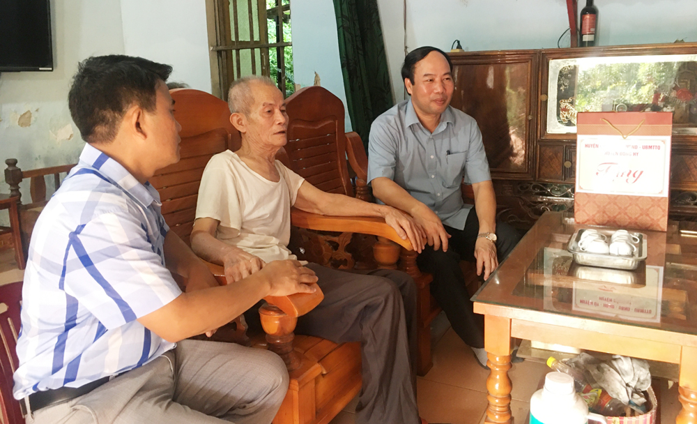 Đồng Hỷ: Tặng quà gia đình có hoàn cảnh khó khăn 