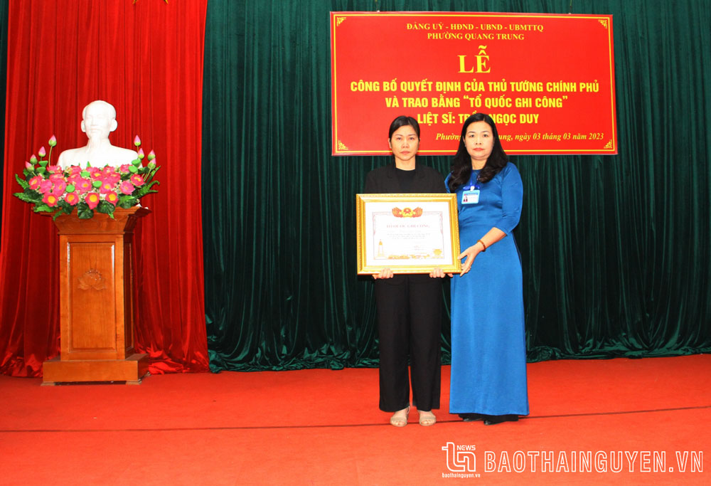 Gia đình phi công Trần Ngọc Duy nhận Bằng 