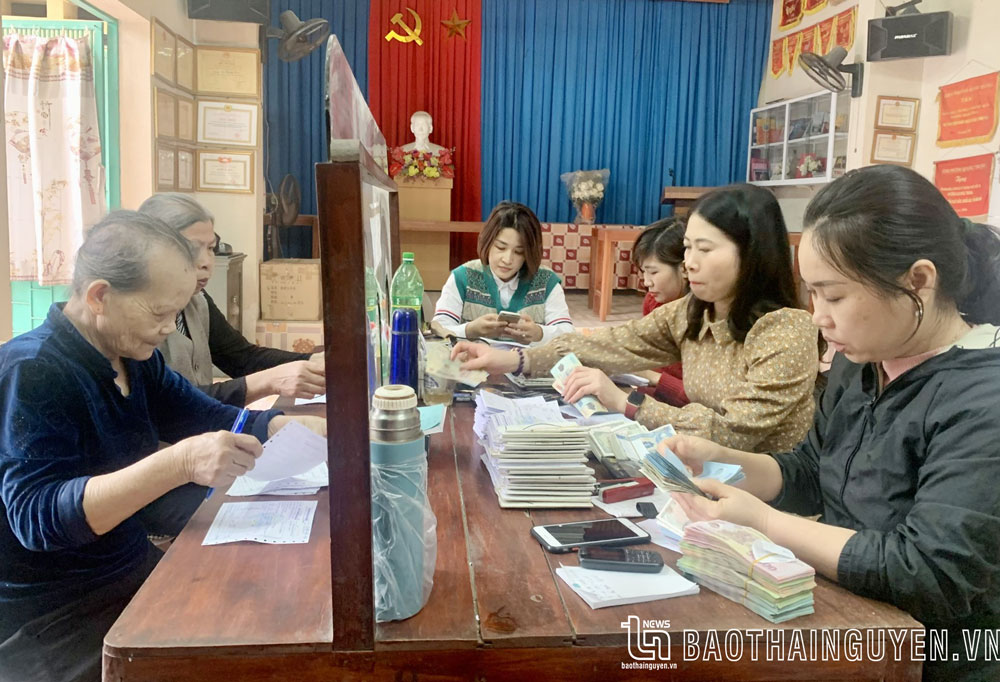 Thanh toán các dịch vụ công qua ngân hàng: Nơi quyết liệt, nơi không