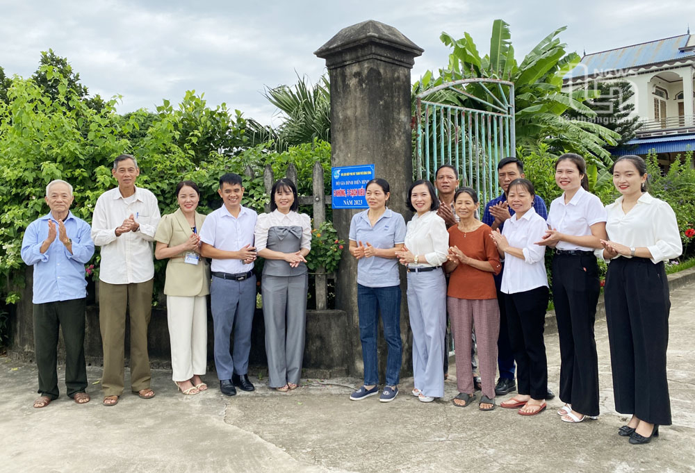 Gắn biển công nhận hộ gia đình đạt tiêu chuẩn “5 không 3 sạch kiểu mẫu”