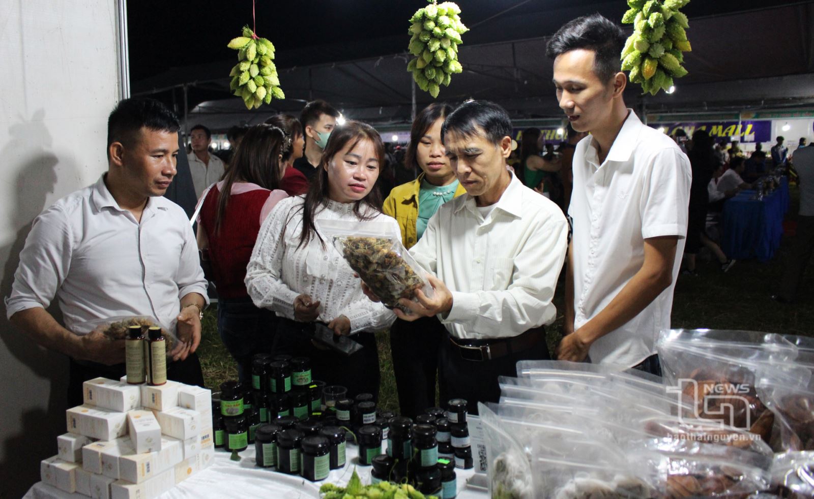 Khai mạc phiên chợ đưa hàng Việt về miền núi