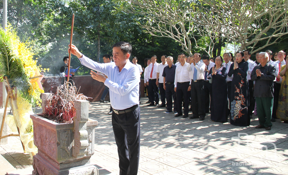 Đồng chí Trần Cẩm Tú dâng hương tại Di tích nơi thành lập Ủy ban Kiểm tra Trung ương